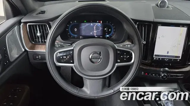 Volvo XC60 2021 — ფოტო 22/35