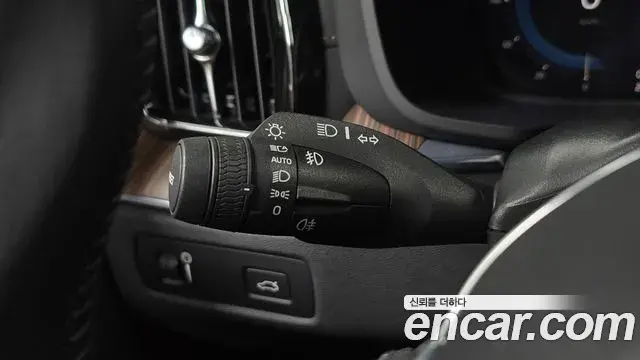 Volvo XC60 2021 — ფოტო 7/35