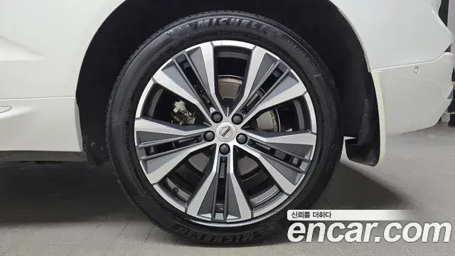 Volvo XC60 2021 — ფოტო 16/35