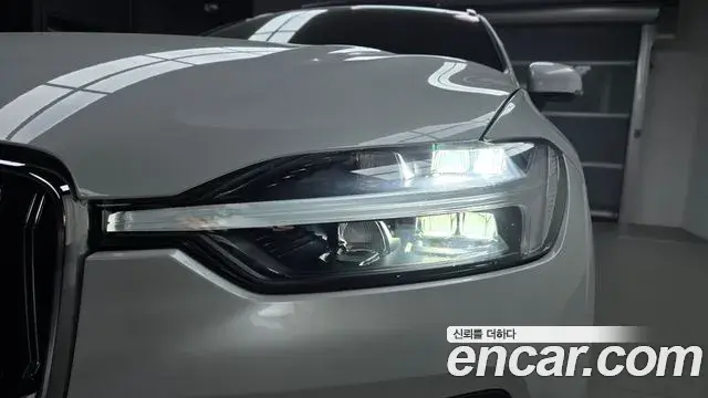 Volvo XC60 2021 — ფოტო 5/35