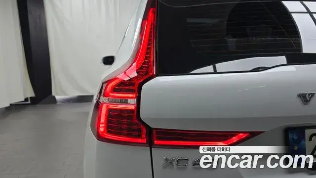 Volvo XC60 2021 — ფოტო 20/35