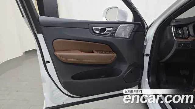 Volvo XC60 2021 — ფოტო 3/35