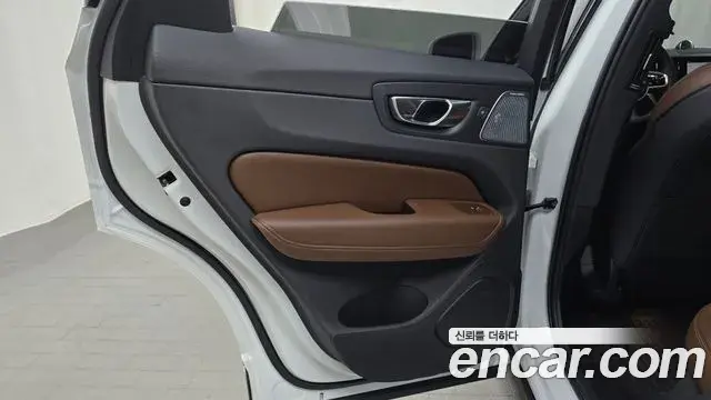 Volvo XC60 2021 — ფოტო 18/35