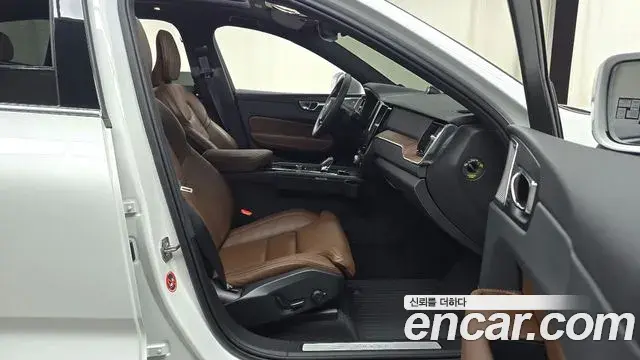 Volvo XC60 2021 — ფოტო 21/35