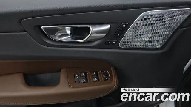 Volvo XC60 2021 — ფოტო 8/35