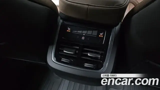 Volvo XC60 2021 — ფოტო 11/35