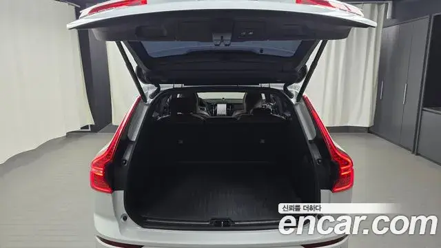 Volvo XC60 2021 — ფოტო 29/35