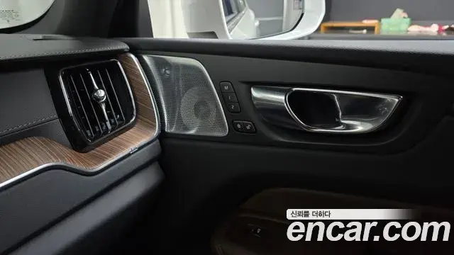 Volvo XC60 2021 — ფოტო 6/35