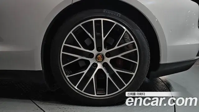 Porsche Taycan 2021 — ფოტო 28/34