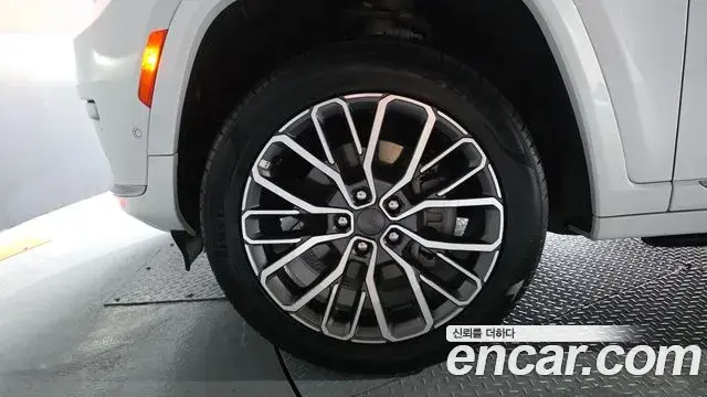 Jeep Grand Cherokee 2023 — ფოტო 30/44