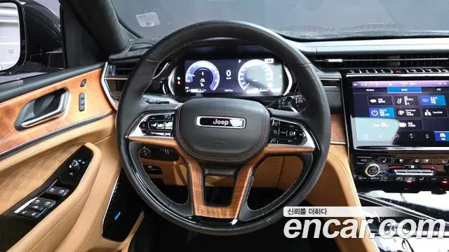 Jeep Grand Cherokee 2023 — ფოტო 39/44