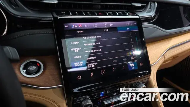 Jeep Grand Cherokee 2023 — ფოტო 28/44
