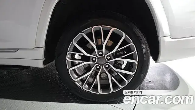 Jeep Grand Cherokee 2023 — ფოტო 31/44