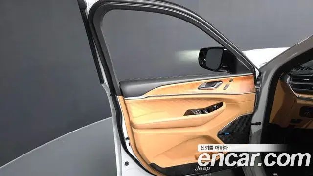 Jeep Grand Cherokee 2023 — ფოტო 9/44