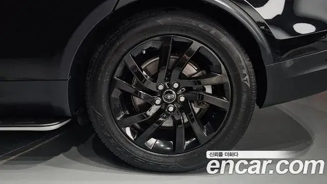 Land Rover Discovery 5 2019 — Photo 36/40