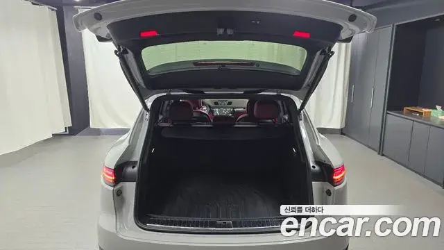 Porsche Cayenne 2022 — Şəkil 17/34