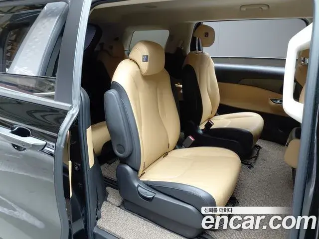 Kia Carnival 2021 — ფოტო 11/34