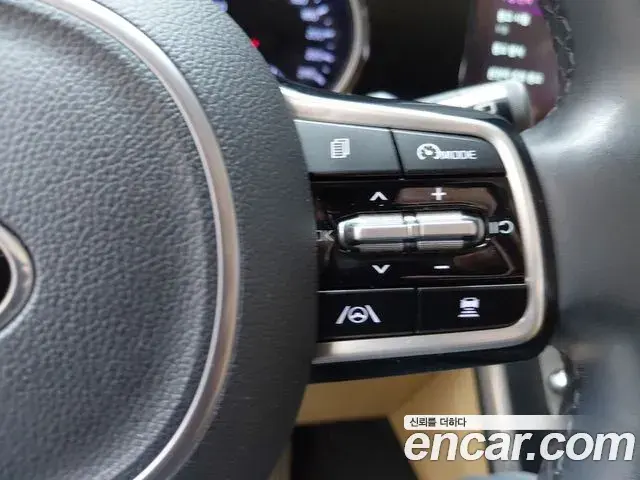 Kia Carnival 2021 — ფოტო 28/34