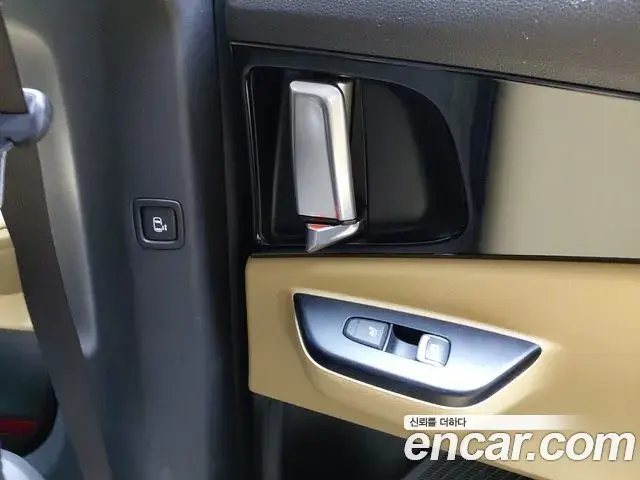 Kia Carnival 2021 — ფოტო 32/34