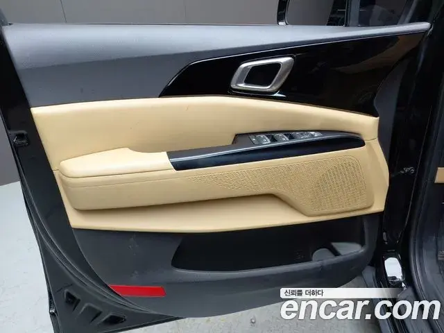 Kia Carnival 2021 — ფოტო 33/34