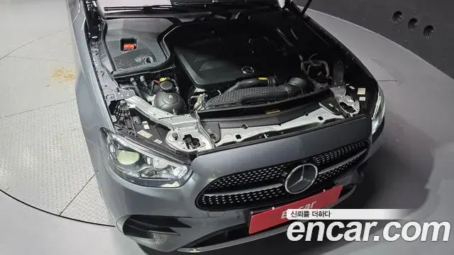 Mercedes-Benz E-Class 2022 — Şəkil 28/32