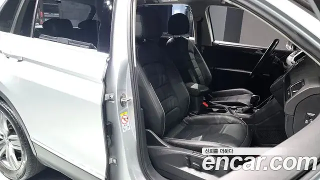 Volkswagen Tiguan 2018 — Şəkil 9/34