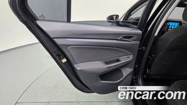 Volkswagen Golf 2022 — Şəkil 33/35