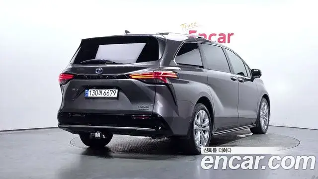 Toyota Sienna 2023 — Photo 19/35