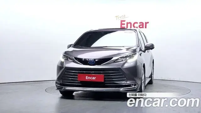 Toyota Sienna 2023 — Photo 28/35