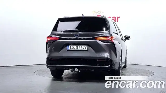 Toyota Sienna 2023 — Photo 10/35