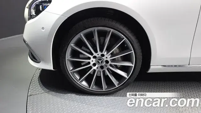 Mercedes-Benz E-Class 2023 — Фото 4/20