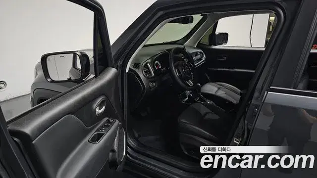 Jeep Renegade 2023 — Photo 32/37