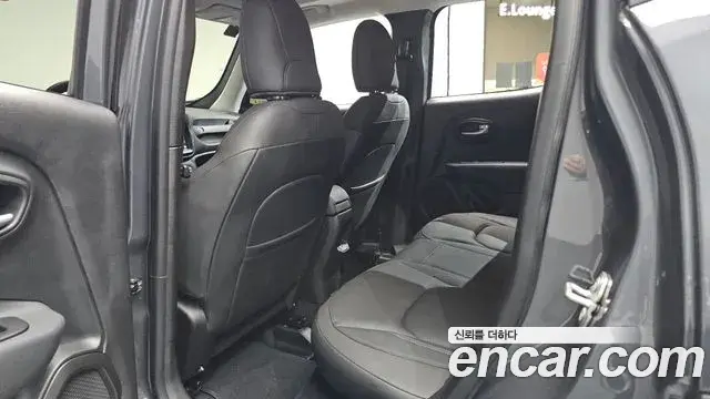 Jeep Renegade 2023 — Photo 35/37