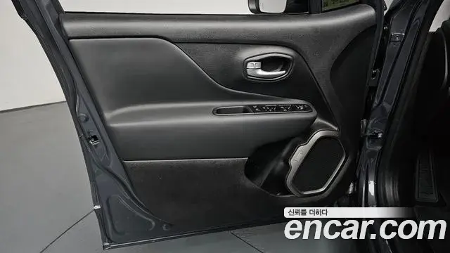 Jeep Renegade 2023 — Photo 25/37