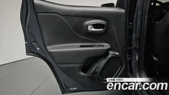Jeep Renegade 2023 — Photo 27/37
