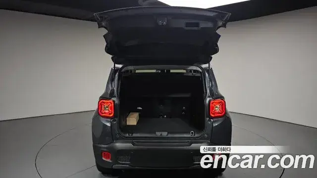Jeep Renegade 2023 — Photo 12/37