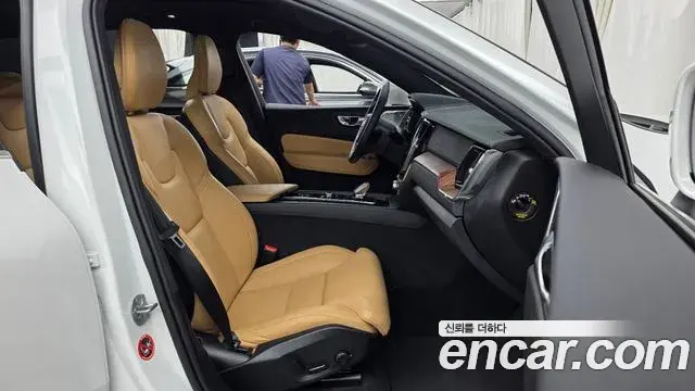 Volvo XC60 2024 — Şəkil 32/36