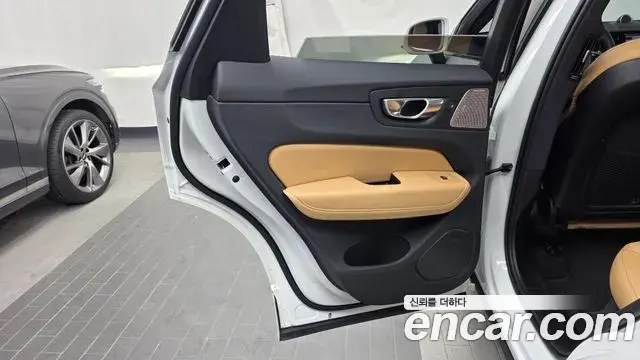 Volvo XC60 2024 — Şəkil 33/36