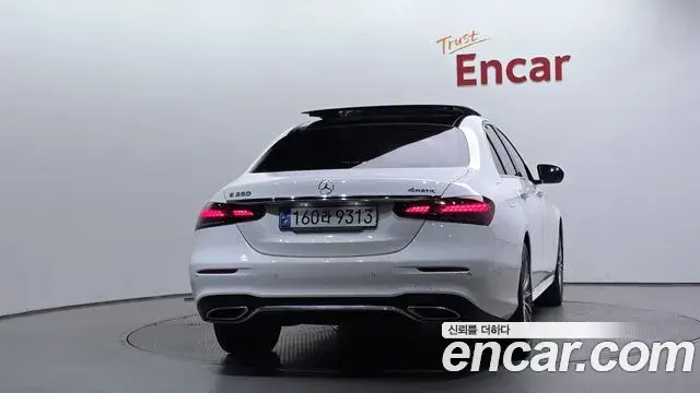 Mercedes-Benz E-Class 2022 — Şəkil 28/34