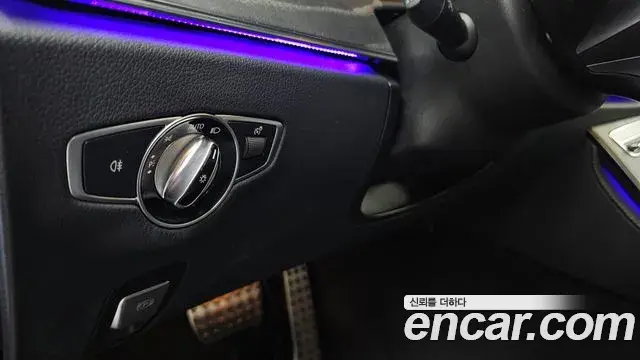 Mercedes-Benz E-Class 2022 — Şəkil 33/34
