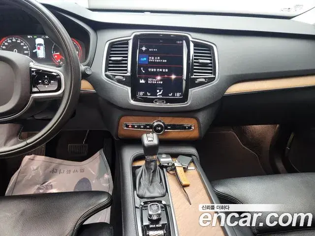 Volvo XC90 2019 — ფოტო 14/20
