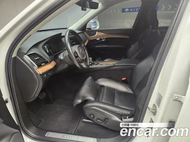 Volvo XC90 2019 — ფოტო 17/20