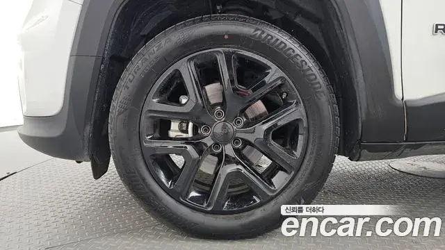 Jeep Renegade 2023 — Фото 5/20