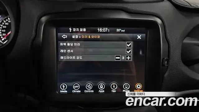 Jeep Renegade 2023 — Фото 18/20