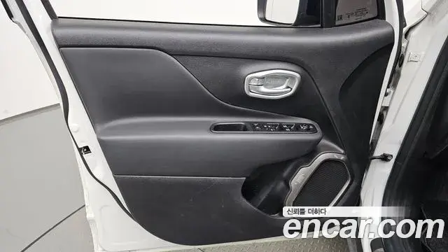 Jeep Renegade 2023 — Şəkil 13/31