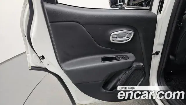 Jeep Renegade 2023 — Şəkil 9/31