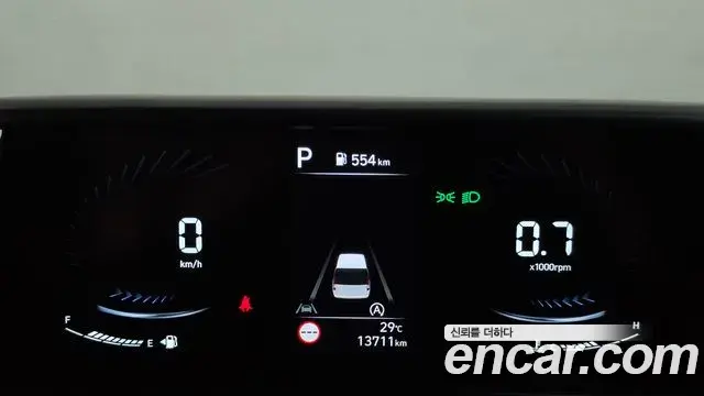 Hyundai Staria 2025 — Photo 8/20