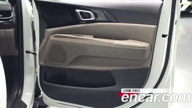 Kia Carnival 2024 — ფოტო 35/38
