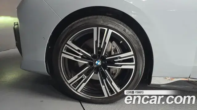 BMW i7 2024 — Şəkil 12/32