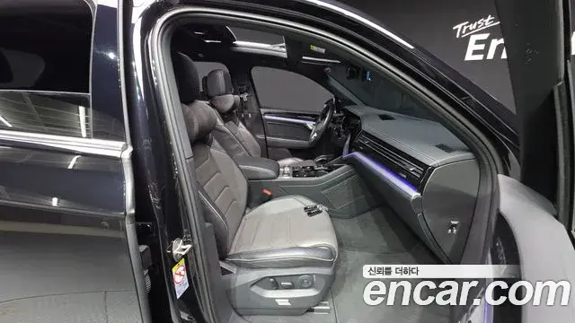 Volkswagen Touareg 2021 — Şəkil 34/36